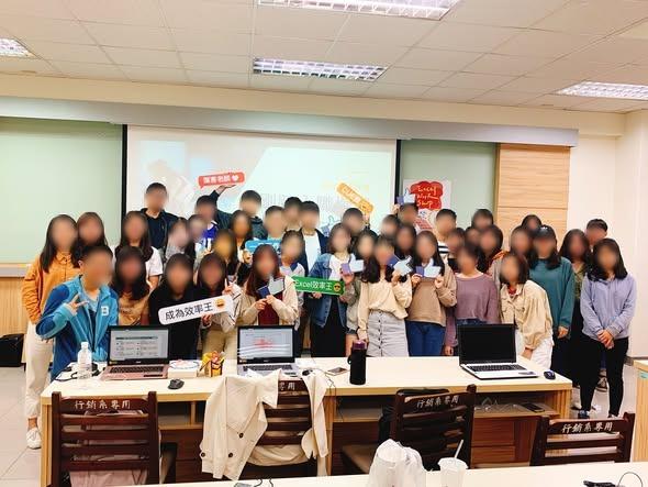與中興大學行銷系全班學生合影