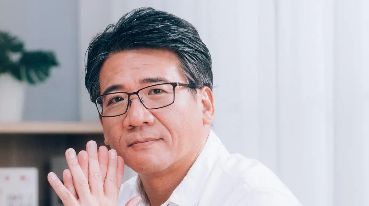 福哥坐在書櫃前