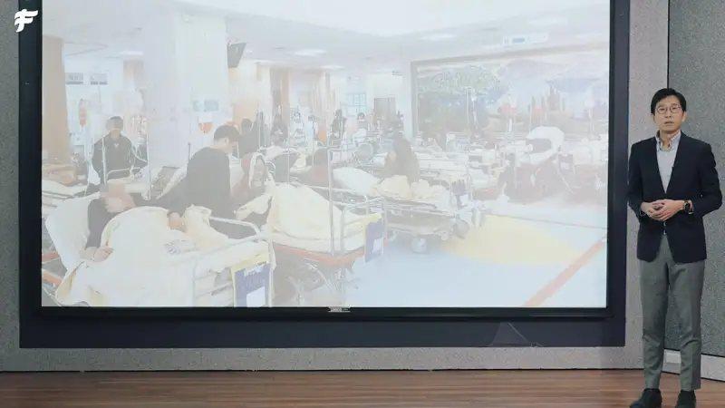 朱為民醫師在舞台上示範簡報