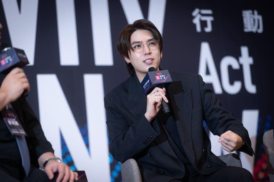 對談來賓手持麥克風發言