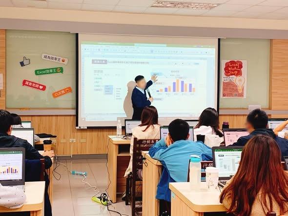學生在大學電腦教室跟著操作 Excel
