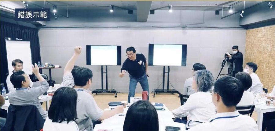 福哥演出錯誤示範，學員舉手