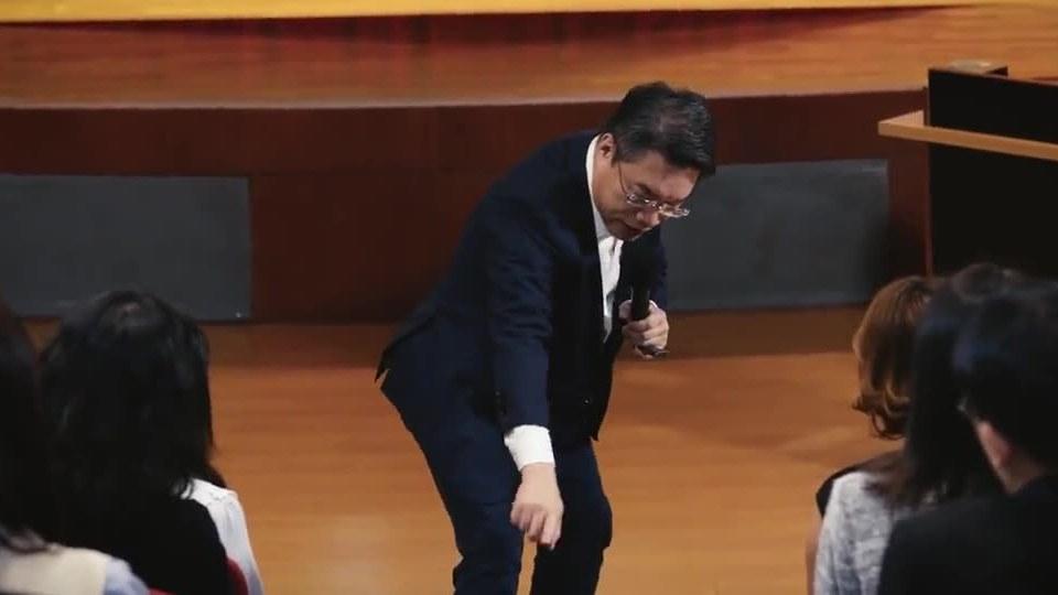 憲哥走下台，彎身對前排觀眾說話