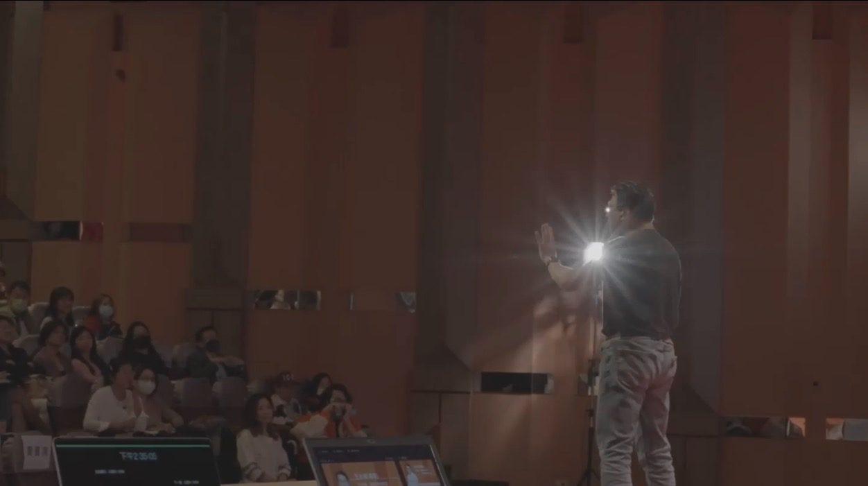 福哥在 300 人演講現場的舞台上