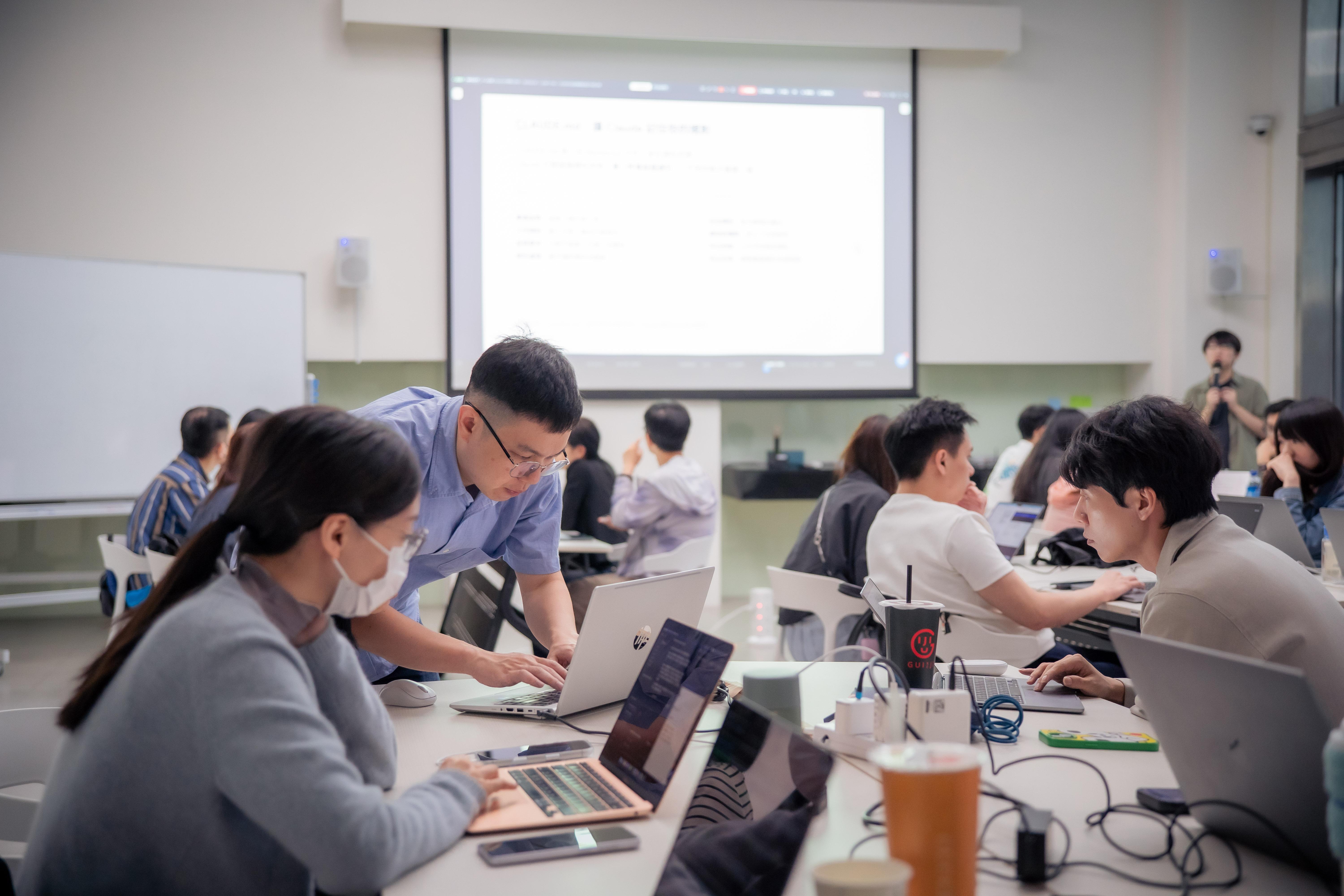 課中個別指導：講師逐桌確認每位學員的操作進度