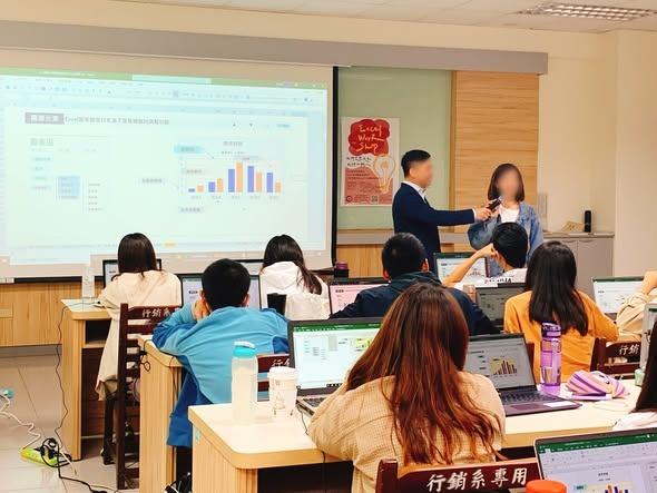在中興大學行銷系教室授課,投影幕上是 Excel 圖表