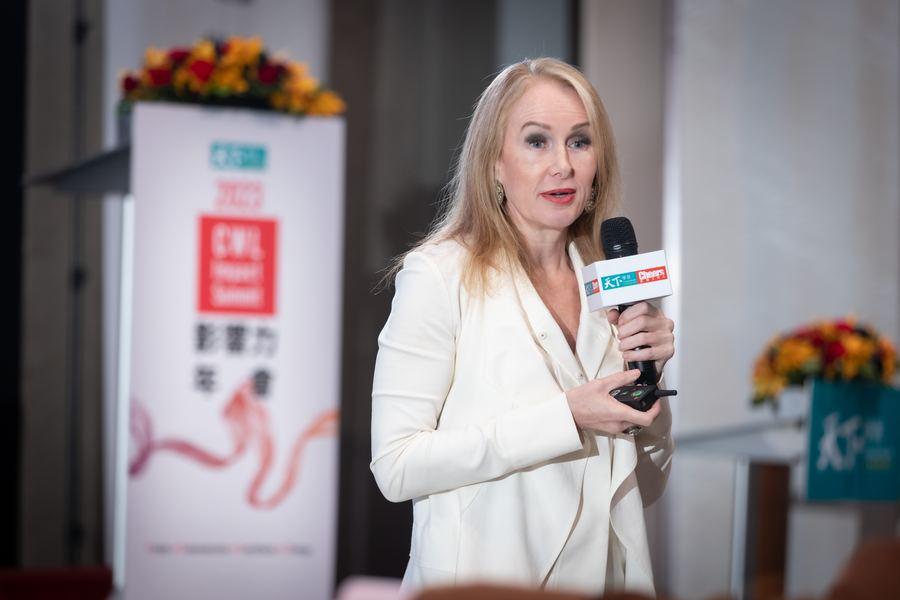 講者手持麥克風分享