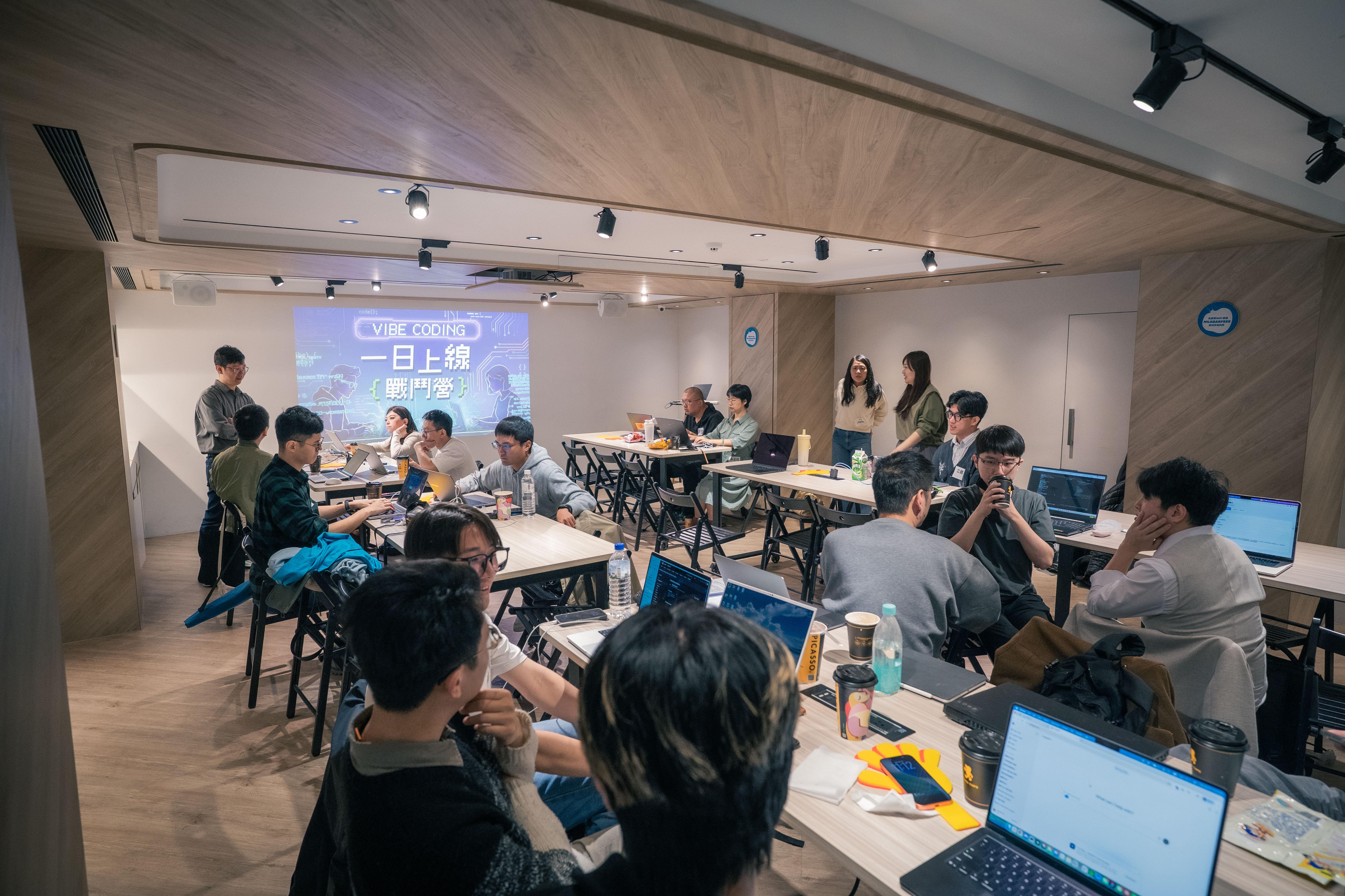 一日課全景：分組座位安排，每人一機實際操作