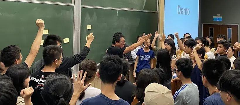 教室裡學員起身舉手