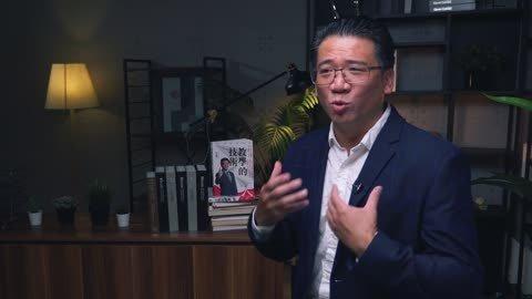 福哥在攝影棚對著鏡頭講解